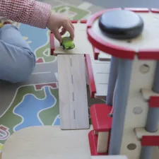 garcon-jeu-voiture-02